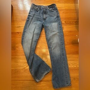 Zara women’s Denim Jeans with 8.5” kick flare slit at ankle in size 6